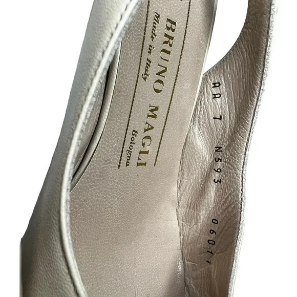 Bruno Magli Vintage Italy leather Sling Back beige, black kitten heels 7. - Picture 7 of 8